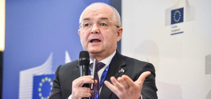HOTNEWS.RO: Alegeri prezidențiale 2025. Emil Boc, la ieșirea de la urne: „Mă bucur că românii înțeleg importanța momentului. În joc este destinul României”