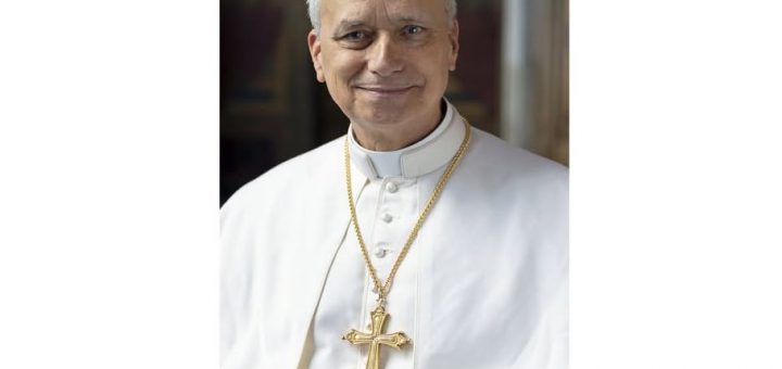 HOTNEWS.RO: Fotografia oficială a papei Leon al XIV-lea: cu semnătura sa în latină și cruce relicvar