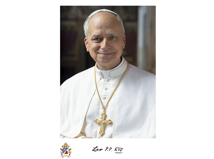 HOTNEWS.RO: Fotografia oficială a papei Leon al XIV-lea: cu semnătura sa în latină și cruce relicvar