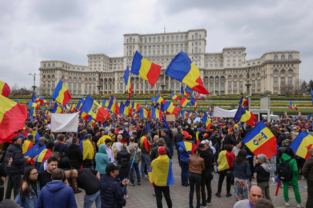 HOTNEWS.RO: Simion îndeamnă lumea să iasă în stradă, dar el nu va fi acolo. Cum comentează CTP: „Carevasăzică, duceți-vă voi, legiunea mea de fraieri, că pentru mine e prea periculos”