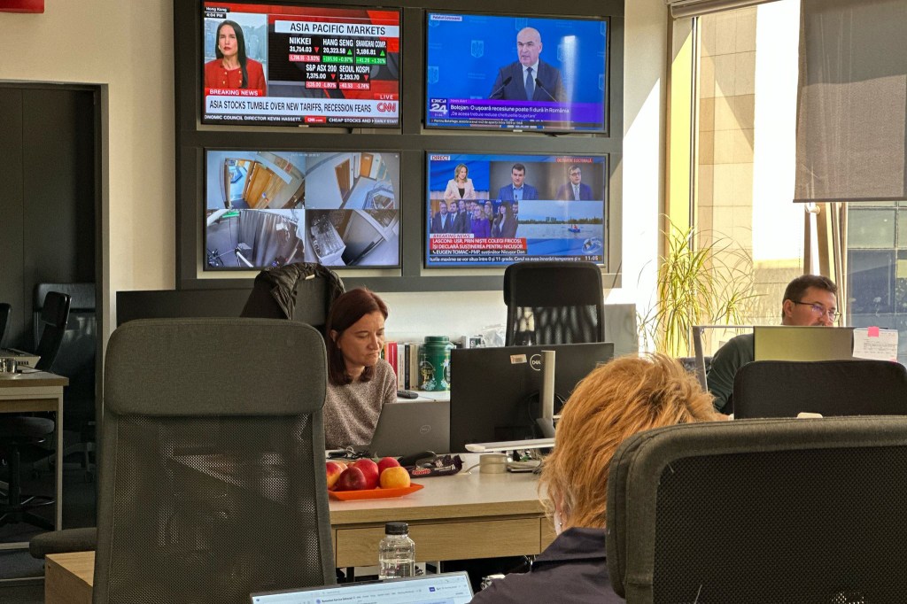 HOTNEWS.RO: Trump a semnat un ordin executiv pentru a tăia finanțarea instituțiilor media publice NPR și PBS, o veche dorință a republicanilor