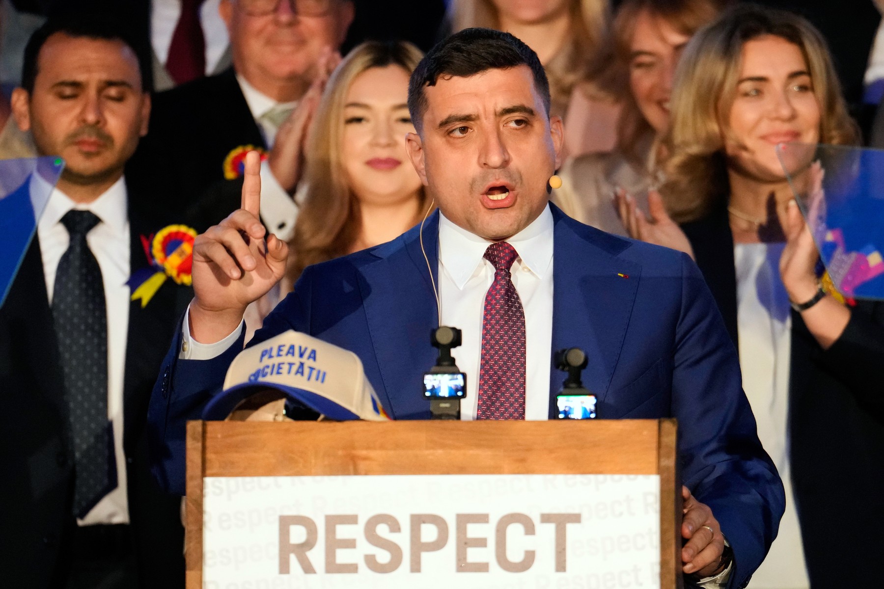 HOTNEWS.RO: VIDEO George Simion, primele declarații după apariția rezultatelor exit-poll: „Suntem câștigătorii clari ai acestor alegeri. Este victoria lui Călin Georgescu”