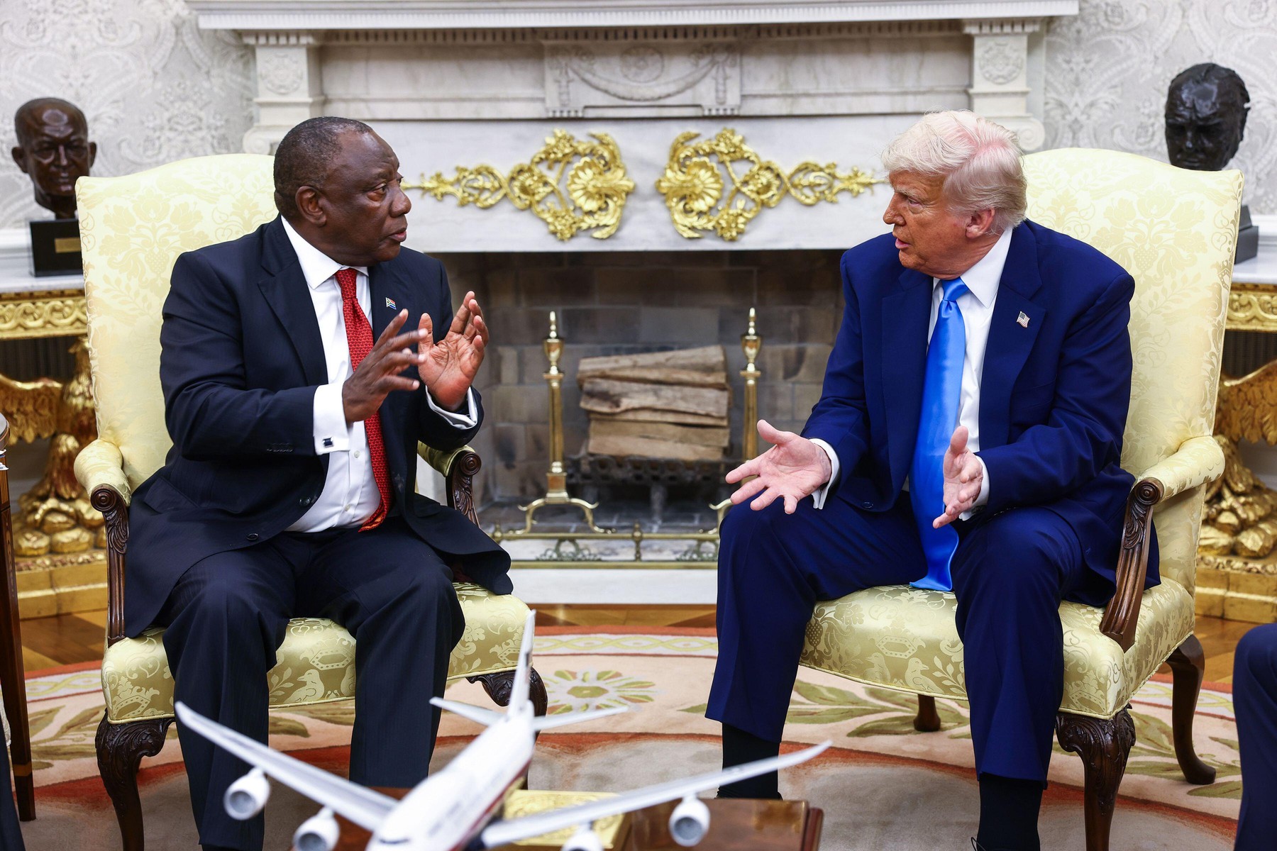 HOTNEWS.RO: VIDEO Scenă tensionată la Casa Albă: Ce imagini l-a pus Trump pe Ramaphosa să vadă / Liderul sud-african: „Aș vrea să știu unde e locul acela”