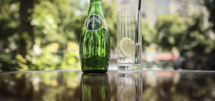 HOTNEWS.RO: „Watergate” la Palatul Élysée: Biroul lui Macron, acuzat de mușamalizare la nivel înalt în scandalul apei Perrier