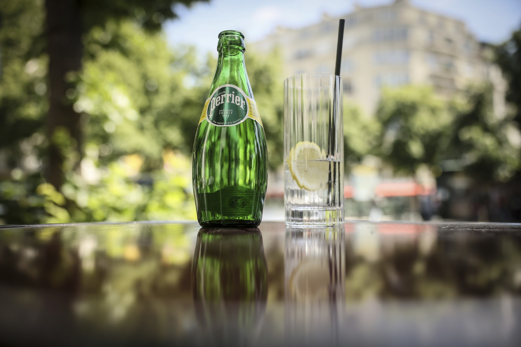 HOTNEWS.RO: „Watergate” la Palatul Élysée: Biroul lui Macron, acuzat de mușamalizare la nivel înalt în scandalul apei Perrier