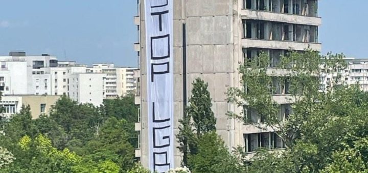 HOTNEWS.RO: Banner cu mesaj homofob, afișat pe un bloc abandonat din București. „Mesajele de ură se înmulțesc”, atrage atenția o organizație