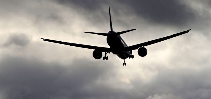 HOTNEWS.RO: Eliminarea taxelor pentru bagajele de cabină din avion, discutată în Parlamentul European. Ce prevede propunerea adoptată în comisii