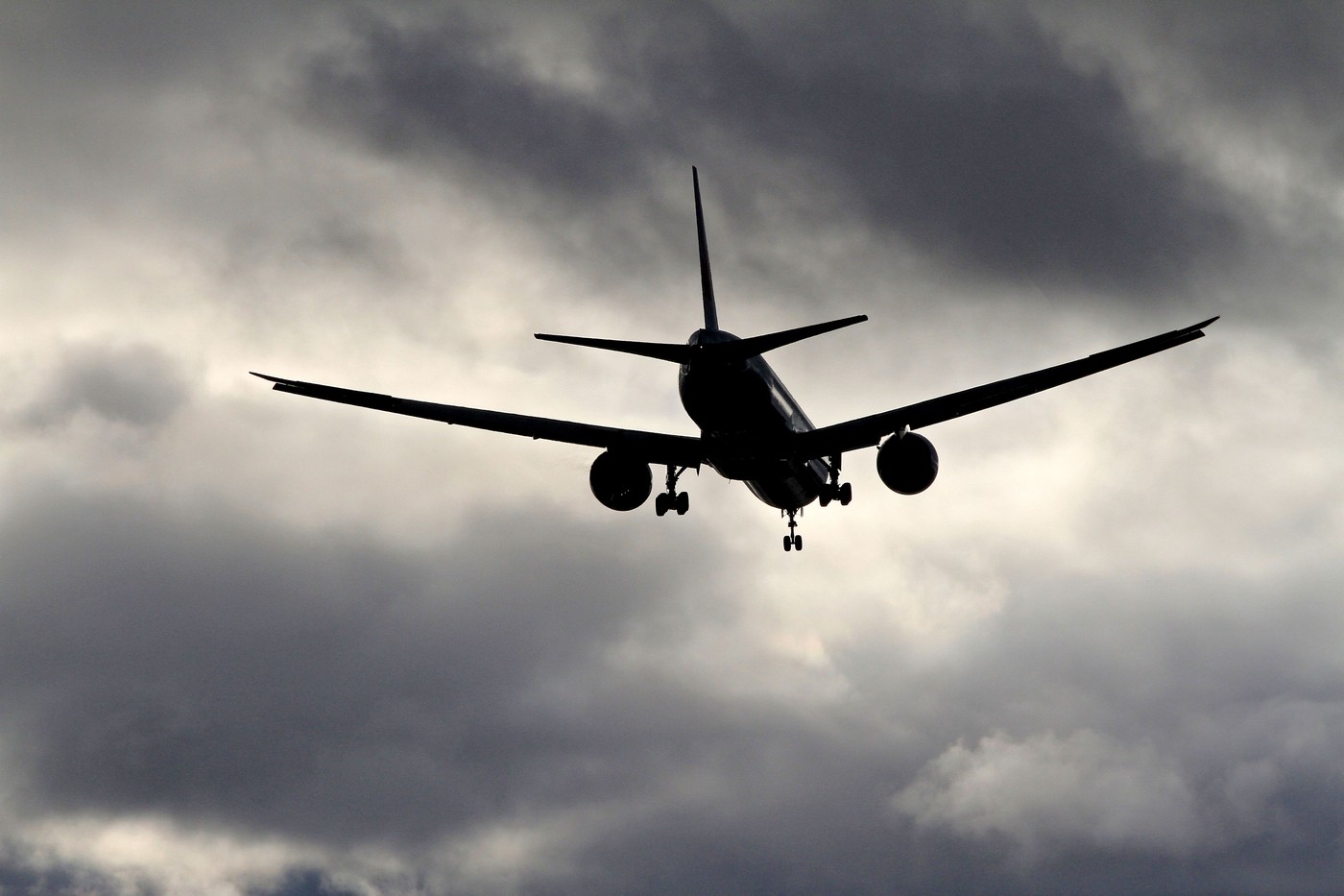 HOTNEWS.RO: Eliminarea taxelor pentru bagajele de cabină din avion, discutată în Parlamentul European. Ce prevede propunerea adoptată în comisii