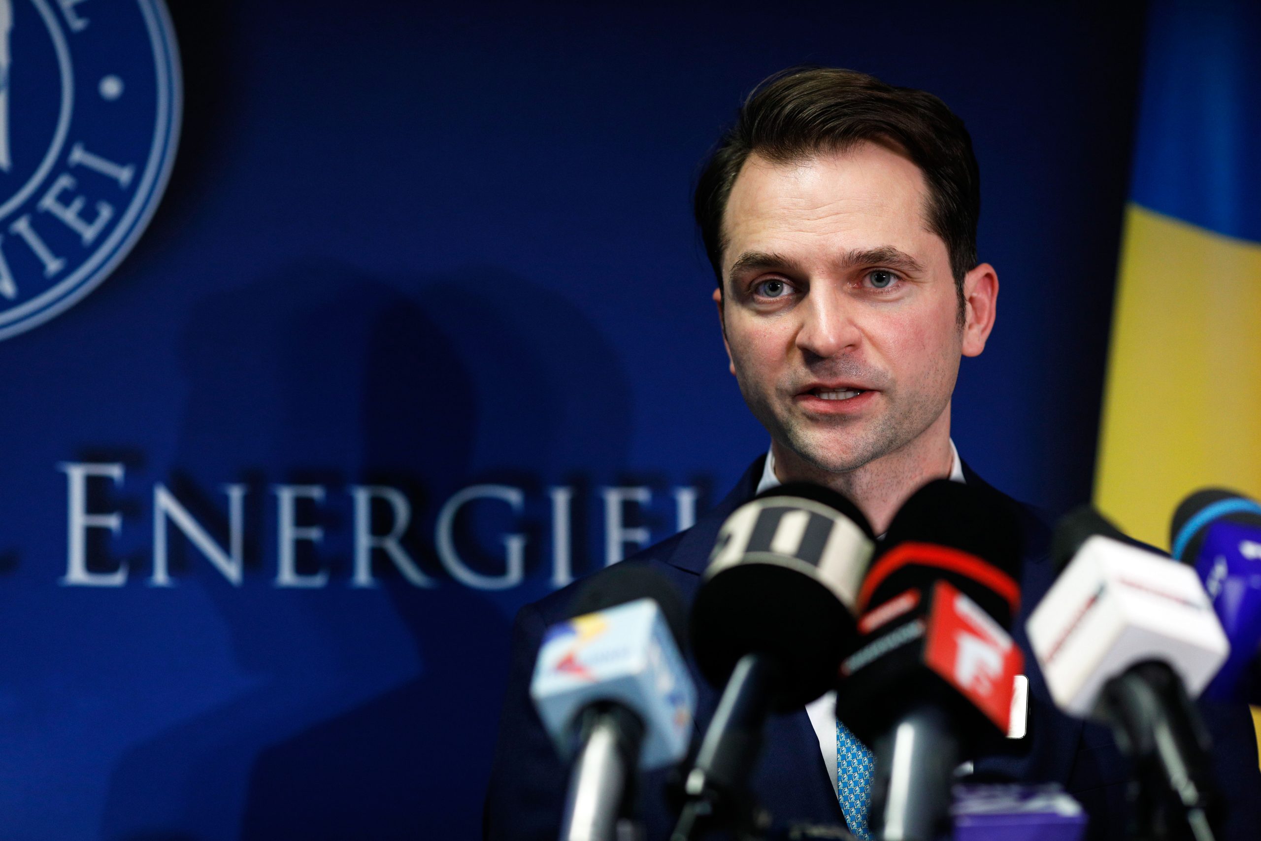 HOTNEWS.RO: FOTO Ministrul Energiei anunță o plângere penală, acuzând că a fost amenințat de șeful Consiliului de Administrație al unei companii de stat. „Băi bulangiule, te-ai apținut de la vot”