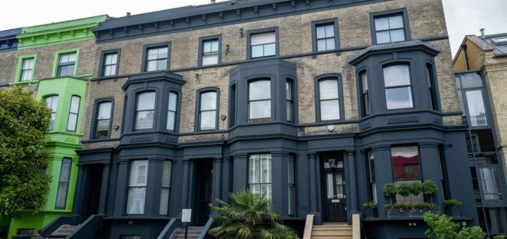 HOTNEWS.RO: FOTO Soluția radicală găsită de un cartier celebru din Londra pentru a alunga turiștii nedoriți: „Se comportă ca niște oi”