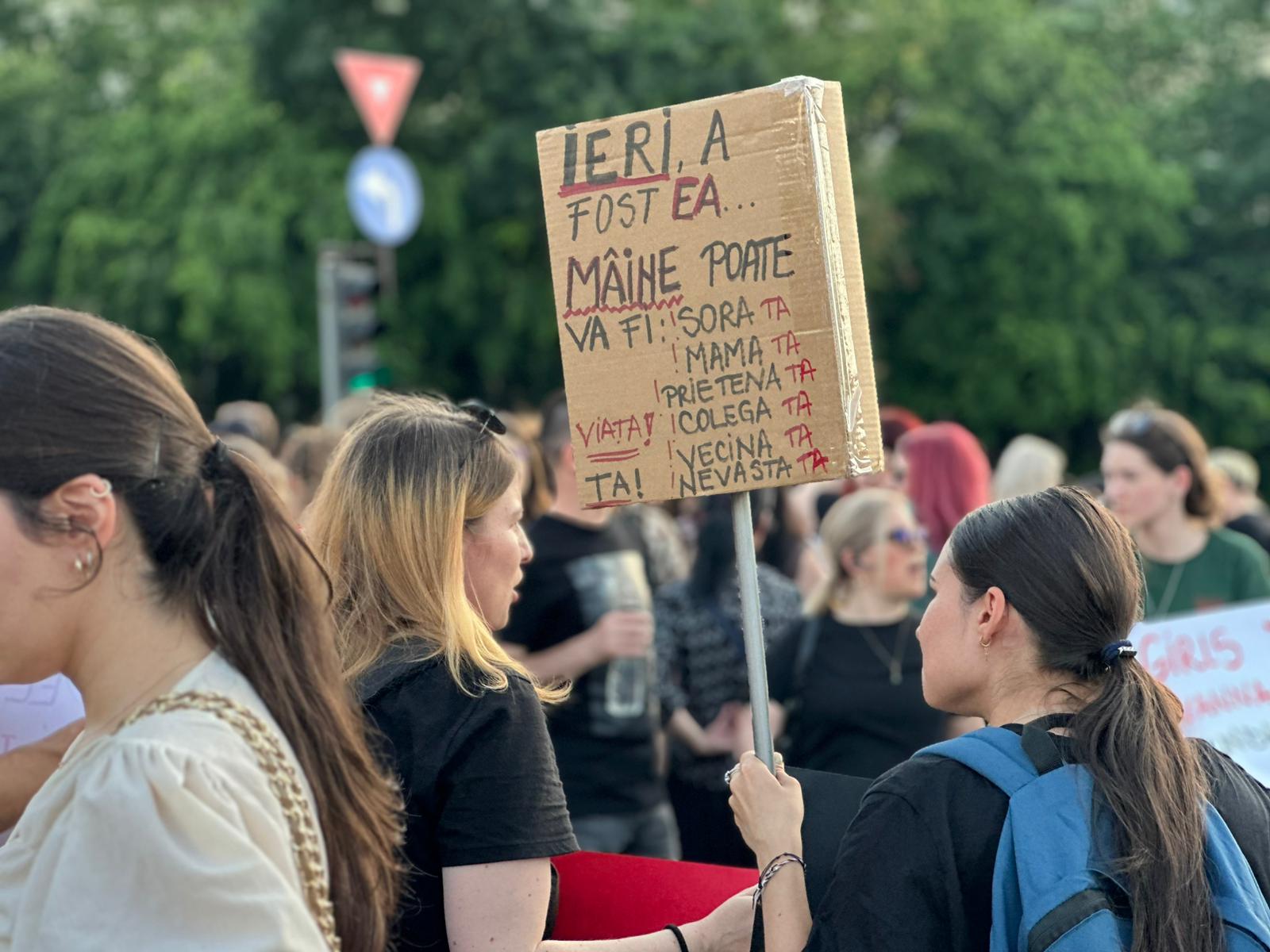 HOTNEWS.RO: „Luptăm până când toate femeile și fetele sunt în siguranță”. Manifestație împotriva violenței de gen, după crima de la Prahova