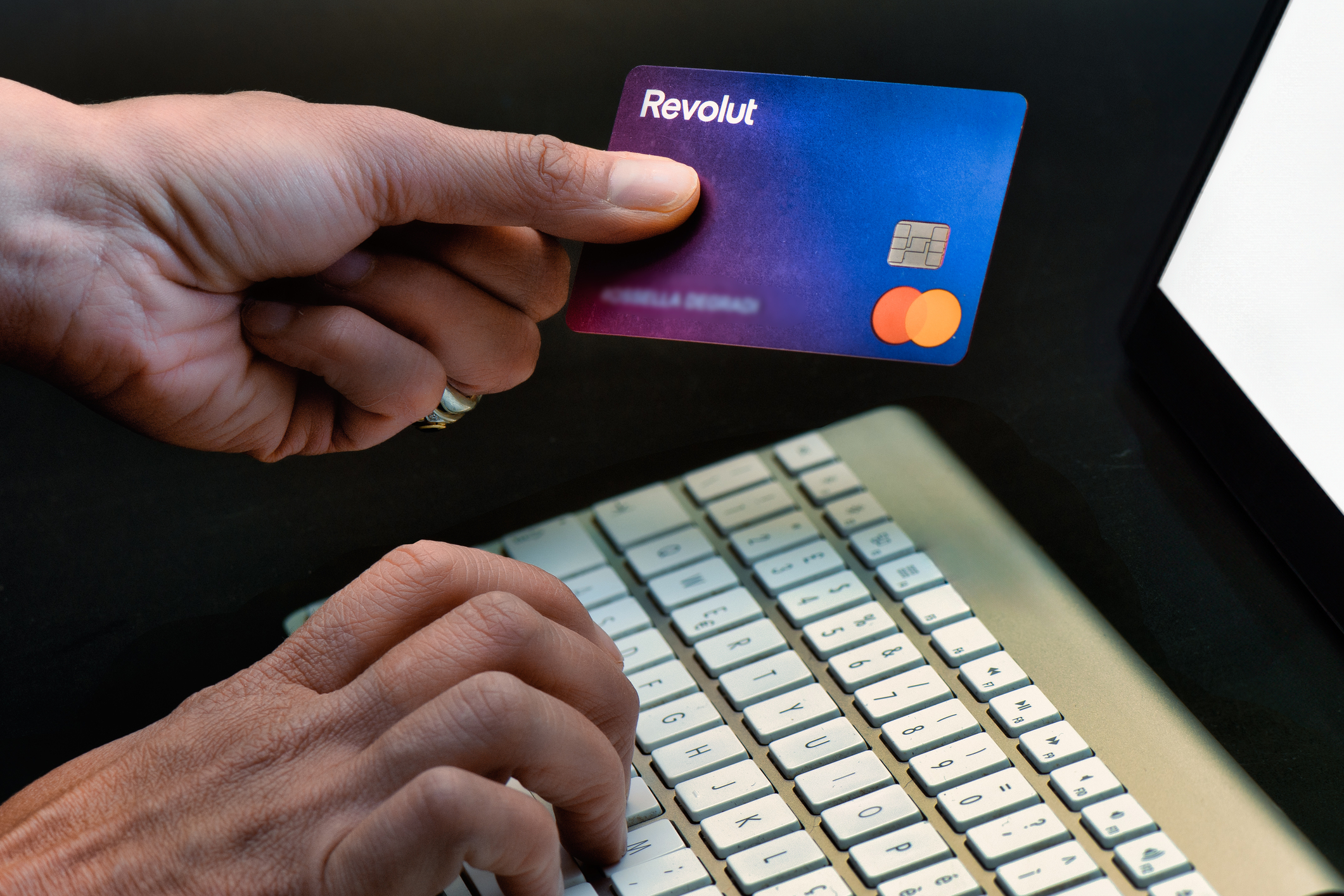 HOTNEWS.RO: Revolut lansează propriile bancomate în Spania – Primul pas către o prezență fizică în Europa