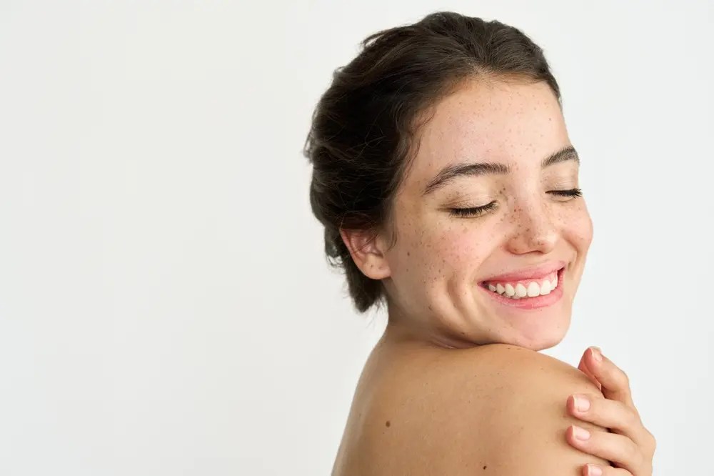 HOTNEWS.RO: smartliving.ro: Dr. Diana Plăcintescu: „Este bine ca toate persoanele care au măcar o aluniță să facă o examinare dermatoscopică”. Ce prespune o astfel de investigație
