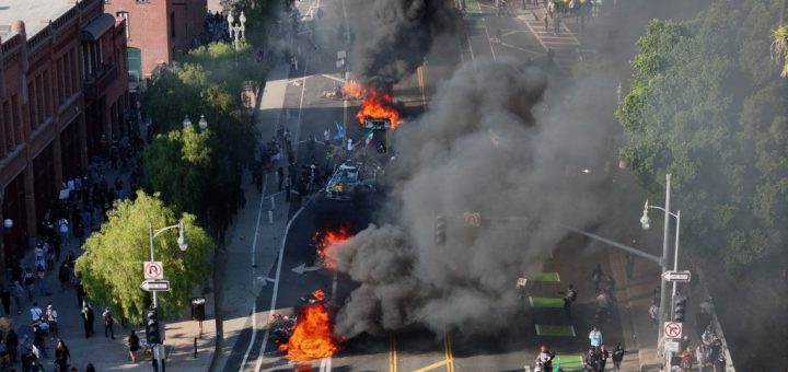 HOTNEWS.RO: VIDEO Momentul în care o jurnalistă străină este împușcată de Poliția din Los Angeles cu gloanțe de cauciuc