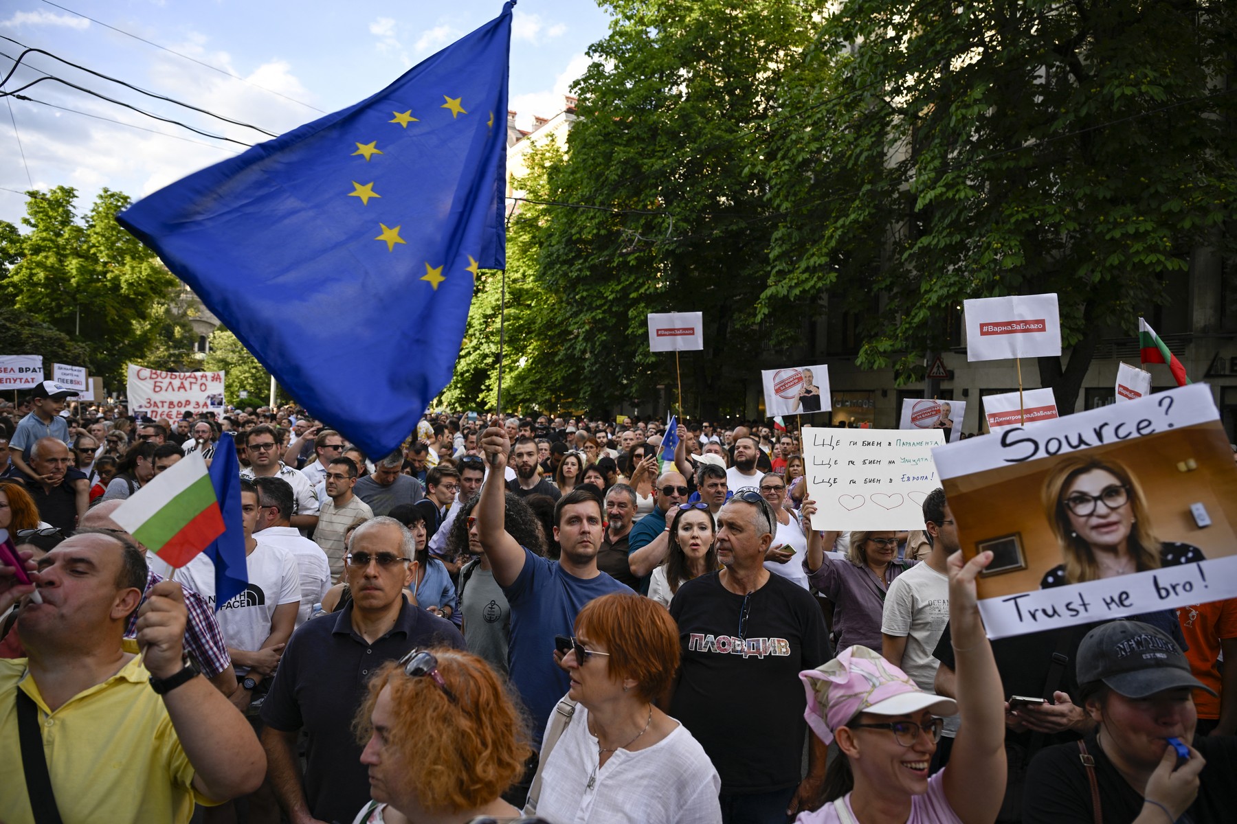 HOTNEWS.RO: Arestarea primarului liberal din Varna a scos mii de oameni în stradă la Sofia: „Este o parodie de justiție”
