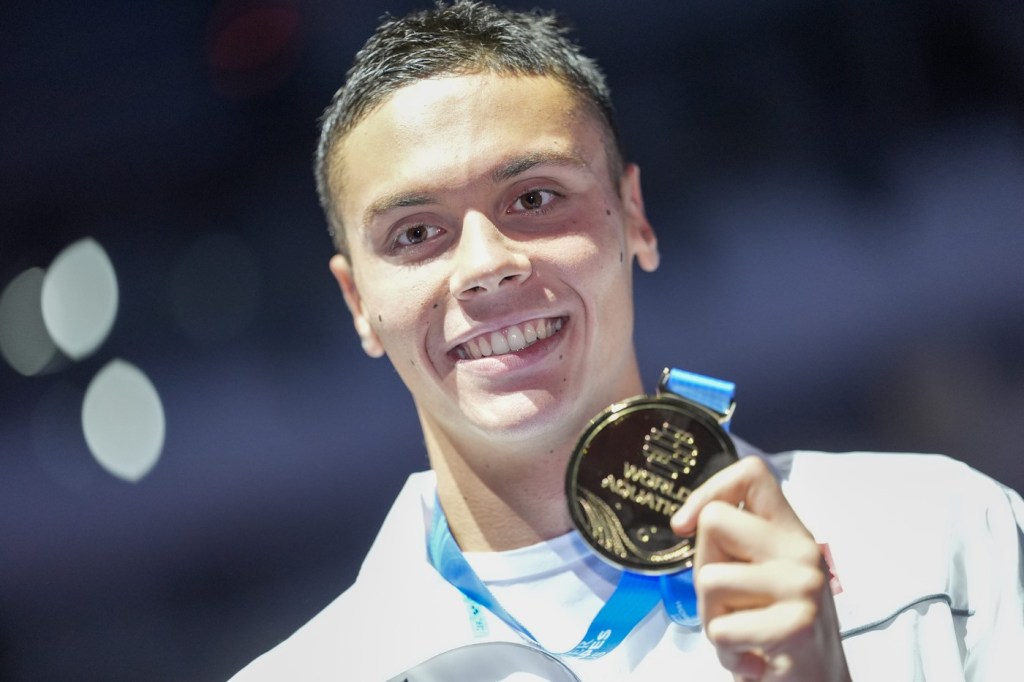 HOTNEWS.RO: David Popovici înoată azi în finala probei de 100 metri liber de la Mondialele din Singapore. La cât începe și cine transmite