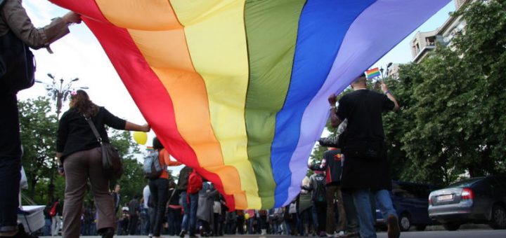 HOTNEWS.RO: Mii de persoane au participat la marşul Pride din Iaşi. O femeie a aruncat cu agheasmă, iar un bărbat le-a strigat „aici e România, suntem ortodocşi”