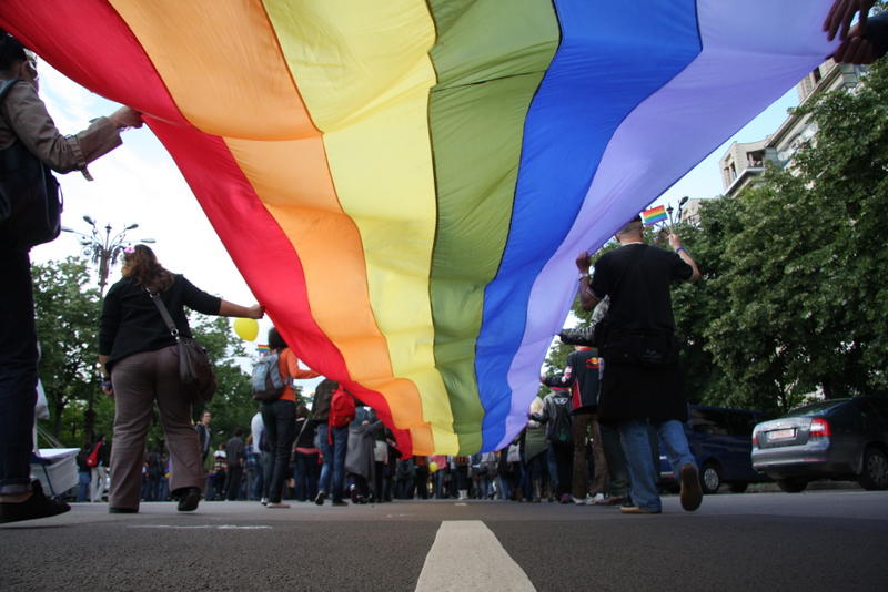 HOTNEWS.RO: Mii de persoane au participat la marşul Pride din Iaşi. O femeie a aruncat cu agheasmă, iar un bărbat le-a strigat „aici e România, suntem ortodocşi”