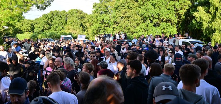 HOTNEWS.RO: Noi tensiuni între polițiști și protestari în fața unui hotel din Marea Britanie care găzduia solicitanți de azil. „Expulzați infractorii străini”