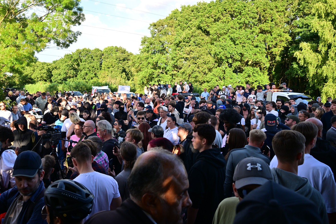 HOTNEWS.RO: Noi tensiuni între polițiști și protestari în fața unui hotel din Marea Britanie care găzduia solicitanți de azil. „Expulzați infractorii străini”