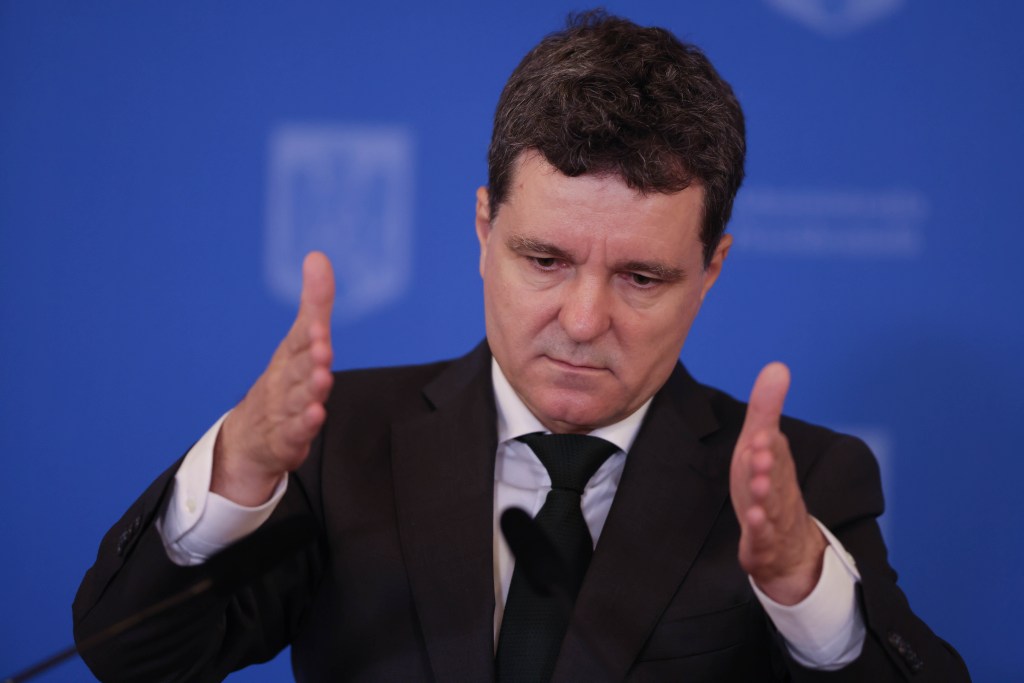 HOTNEWS.RO: Protest inedit împotriva lui Nicușor Dan. Inițiatorul legii pentru combaterea extremismului returnează decorația primită din partea statului român