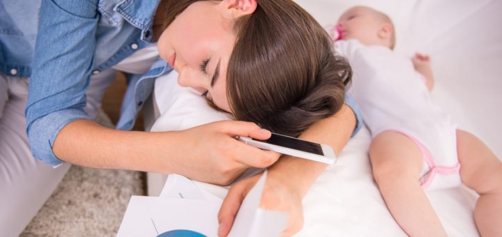 HOTNEWS.RO: Statul pe telefon poate afecta interacțiunea cu copiii chiar și atunci când adulții sunt offline / Importanța timpului petrecut de părinți cu copiii