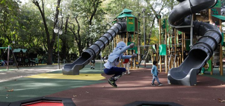 HOTNEWS.RO: Un adult și doi copii, posibil intoxicați cu vapori de la o substanță folosită pentru întreținerea echipamentelor de joacă dintr-un parc din București