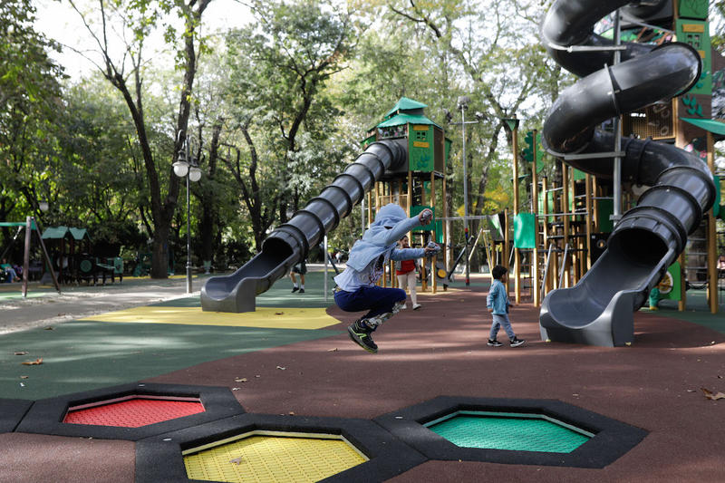 HOTNEWS.RO: Un adult și doi copii, posibil intoxicați cu vapori de la o substanță folosită pentru întreținerea echipamentelor de joacă dintr-un parc din București