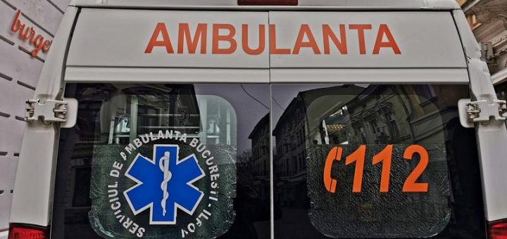 HOTNEWS.RO: Un bărbat a murit electrocutat în timp ce lucra pe un stâlp electric