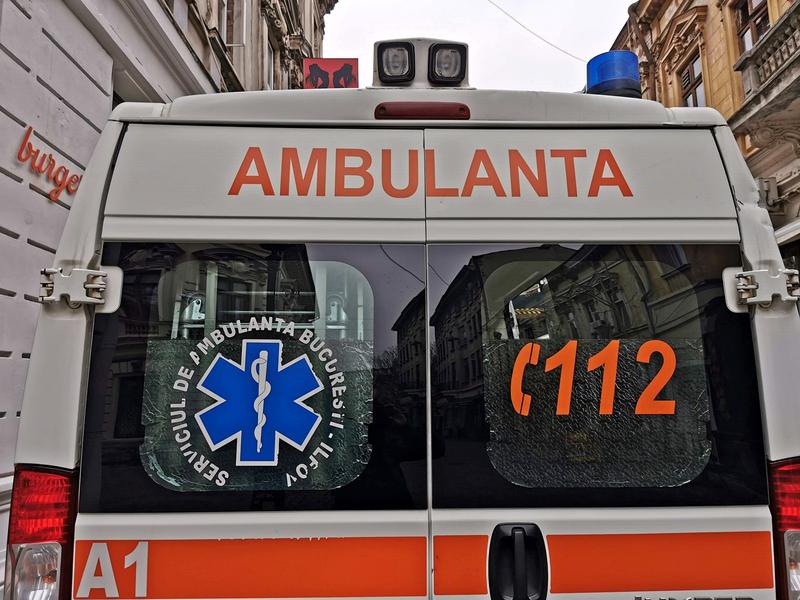 HOTNEWS.RO: Un bărbat a murit electrocutat în timp ce lucra pe un stâlp electric