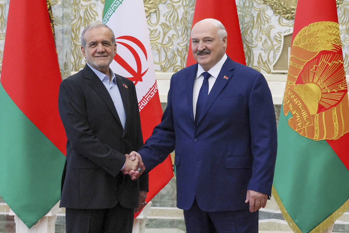 HOTNEWS.RO: Belarus şi Iran vor să-şi consolideze relaţiile militare şi să încheie un parteneriat strategic. Lukaşenko l-a primit pe Pezeshkian la Minsk