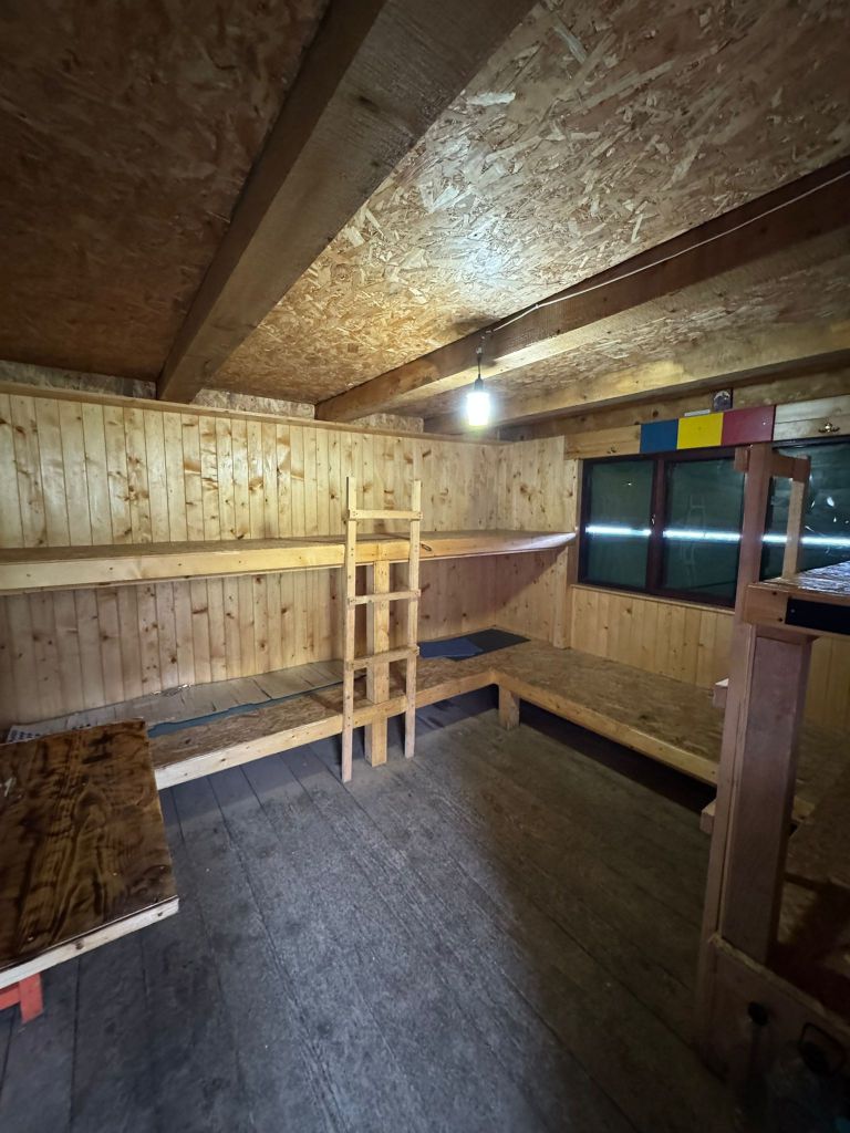 HOTNEWS.RO: „Dacă nu reușim să-l facem până la sfârșitul lui octombrie, zăpada îl dărâmă cu siguranță”. Apel pentru salvarea unui obiectiv de pe traseele montane 