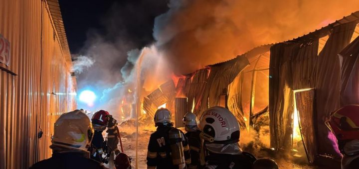 HOTNEWS.RO: Incendiul din „Dragonul Roșu” a fost stins după trei zile. Pompierii au intervenit cu zeci de mașini