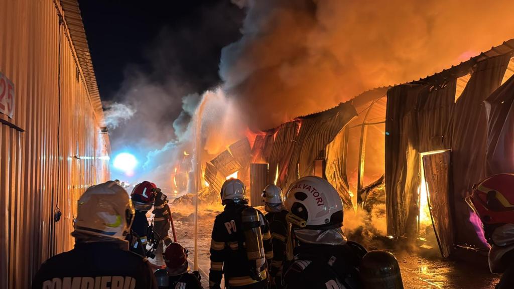 HOTNEWS.RO: Incendiul din „Dragonul Roșu” a fost stins după trei zile. Pompierii au intervenit cu zeci de mașini
