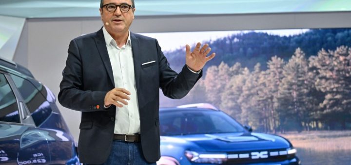 HOTNEWS.RO: Omul care a întâlnit cele mai mari legende auto din toate timpurile, inclusiv pe Michael Schumacher, spune de ce „lumea auto are nevoie disperată” de șeful Dacia / ”Sandero, cea mai vândută mașină din Europa în 2024”
