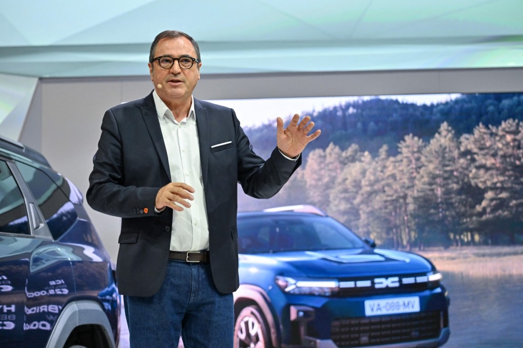 HOTNEWS.RO: Omul care a întâlnit cele mai mari legende auto din toate timpurile, inclusiv pe Michael Schumacher, spune de ce „lumea auto are nevoie disperată” de șeful Dacia / ”Sandero, cea mai vândută mașină din Europa în 2024”