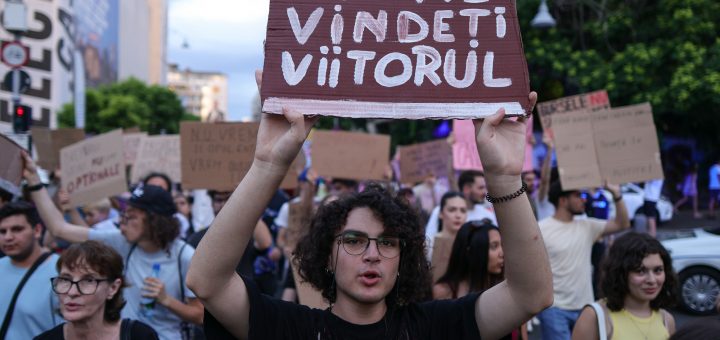 HOTNEWS.RO: Studenții „vor continua protestele” dacă nu sunt modificate „măsurile de criză”. Discuție între ministrul Daniel David și organizațiile studențești