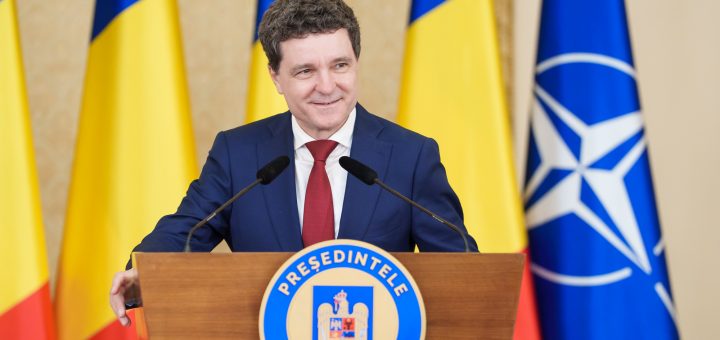 HOTNEWS.RO: Un jurnalist Financial Times care și-a început cariera relatând despre urmările Revoluției române revine la București pentru o analiză: „Populiștii stau la pândă”