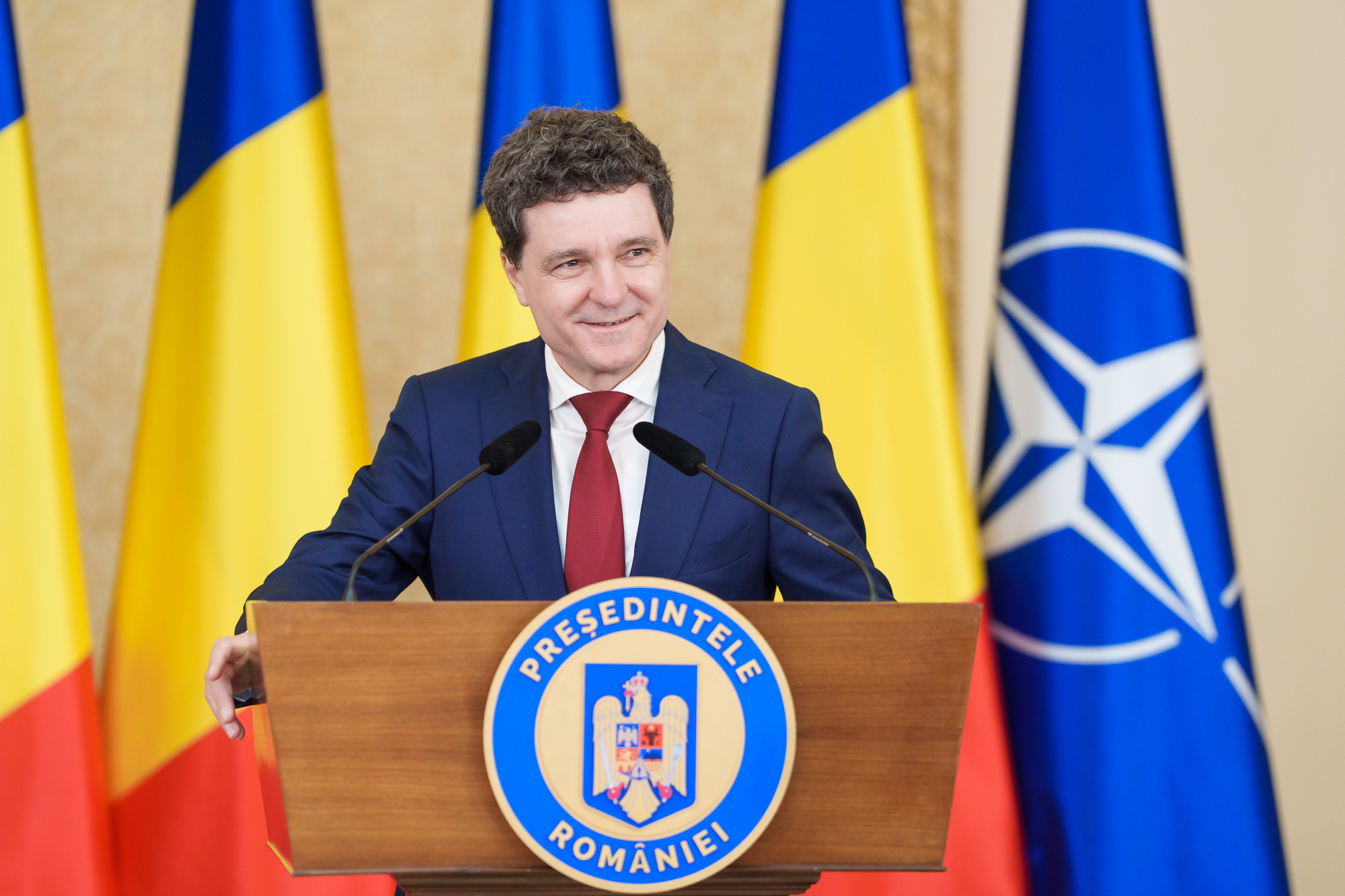HOTNEWS.RO: Un jurnalist Financial Times care și-a început cariera relatând despre urmările Revoluției române revine la București pentru o analiză: „Populiștii stau la pândă”