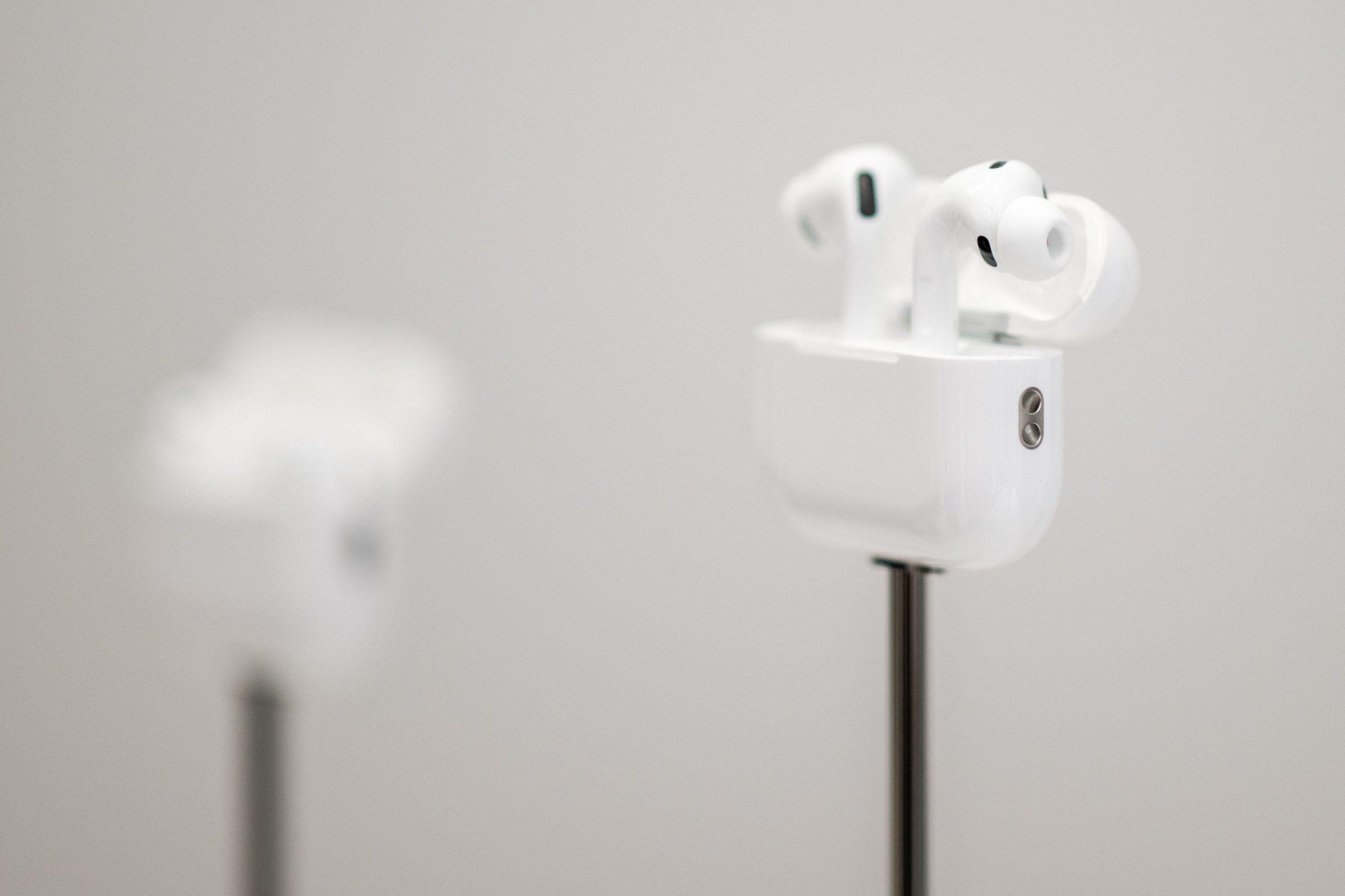 HOTNEWS.RO: Cea mai interesantă funcţie a căştilor AirPods Pro 3 nu poate fi folosită în UE