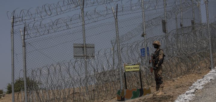 HOTNEWS.RO: Convoi militar, prins într-o ambuscadă în Pakistan de talibani: Cel puțin 12 soldați au fost uciși, atacatorii au fugit cu armamentul