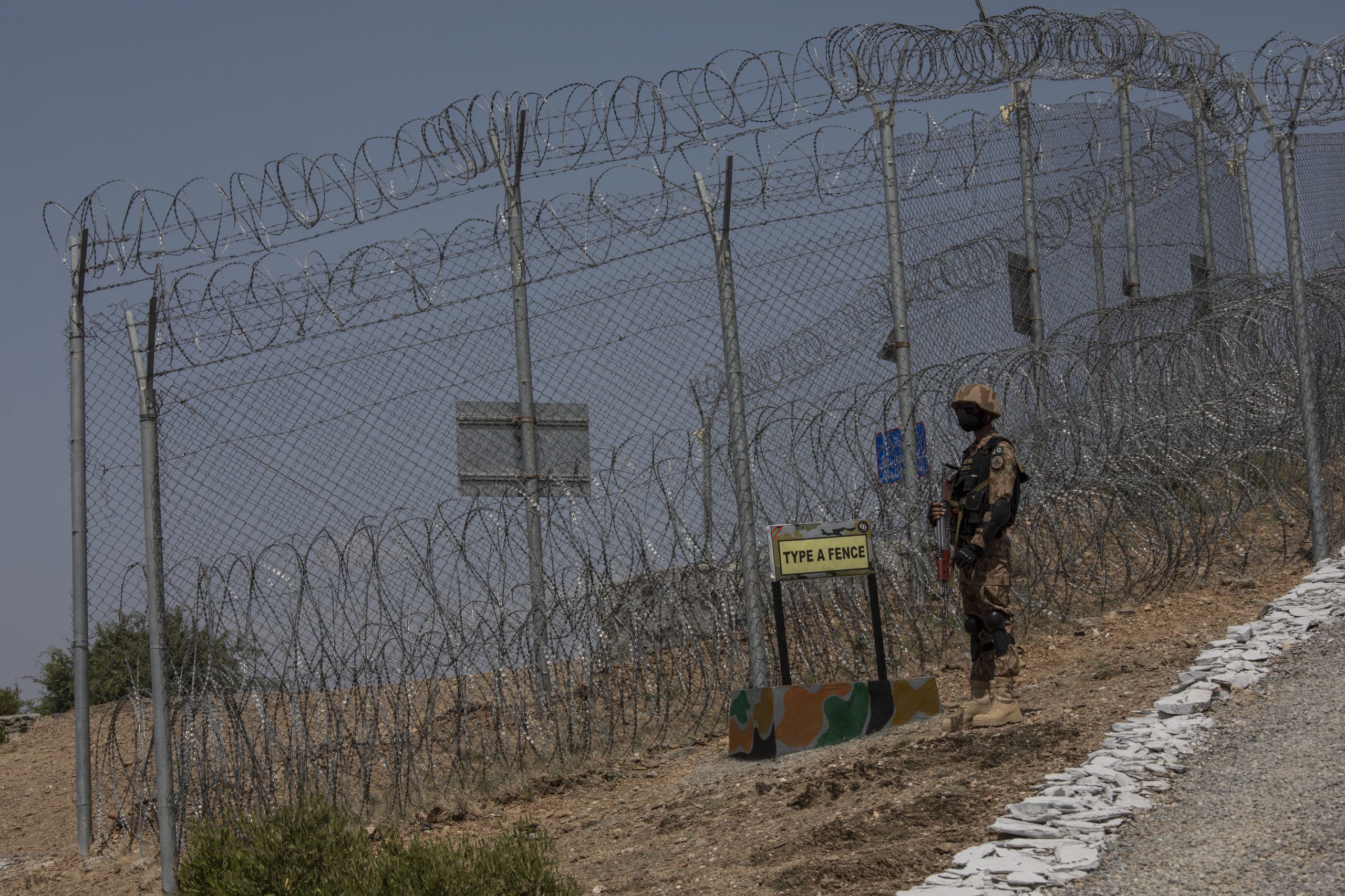 HOTNEWS.RO: Convoi militar, prins într-o ambuscadă în Pakistan de talibani: Cel puțin 12 soldați au fost uciși, atacatorii au fugit cu armamentul