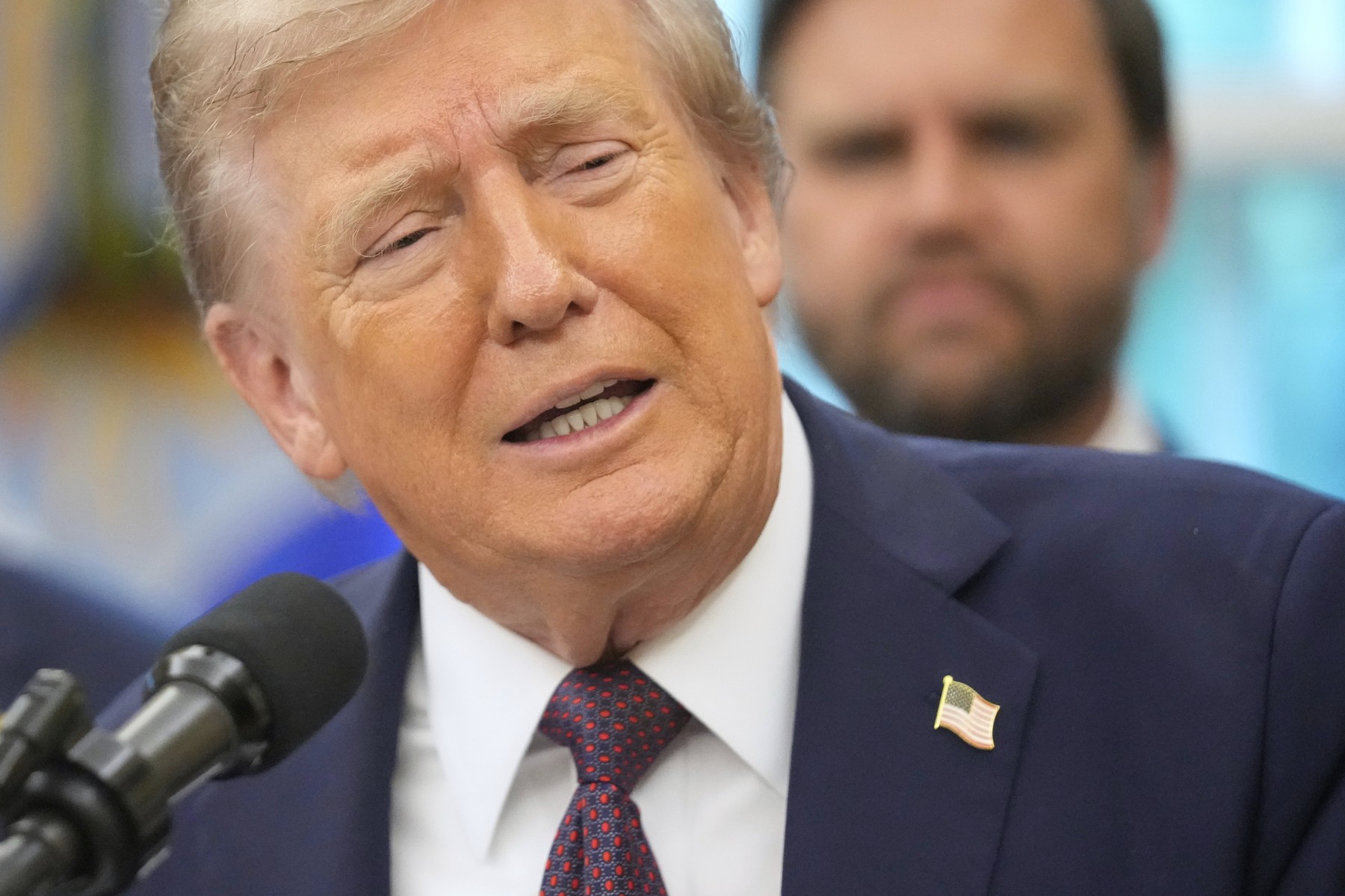 HOTNEWS.RO: Donald Trump răspunde zvonurilor privind starea sa de sănătate în prima apariție publică după o săptămână: „Fake news”