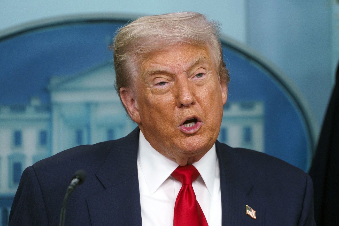 HOTNEWS.RO: Donald Trump solicită urmărirea penală a doi rivali democrați, acuzați de fraudă, pentru a proteja „reputația” administrației