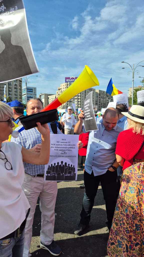 HOTNEWS.RO: FOTO Protest spontan al angajaților din Aparatul de lucru al Guvernului. Și-au întrerupt activitatea și sunt alături de alte federații sindicale în Piața Victoriei