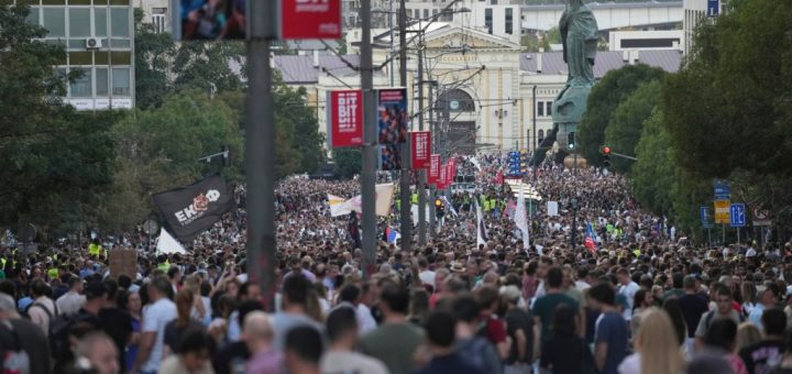 HOTNEWS.RO: Imagini impresionante din Serbia. Mii de oameni au cerut alegeri anticipate pe străzile Belgradului