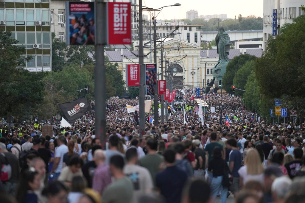 HOTNEWS.RO: Imagini impresionante din Serbia. Mii de oameni au cerut alegeri anticipate pe străzile Belgradului