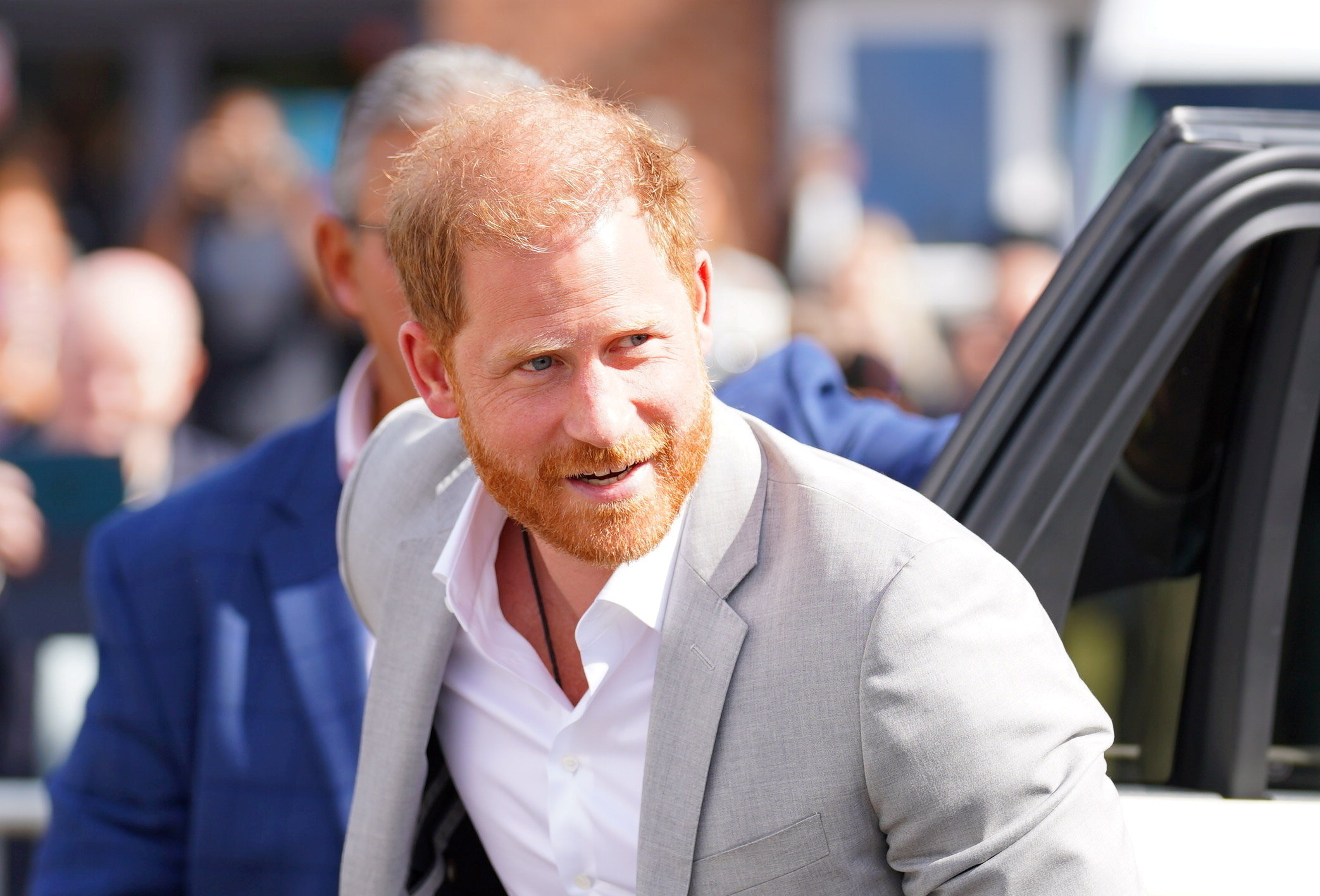 HOTNEWS.RO: Prinţul Harry, vizită surpriză în Ucraina. Promite sprijin pentru mii de răniţi în război