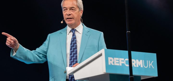 HOTNEWS.RO: Sute de mii de imigranți care muncesc legal în Marea Britanie vor fi expulzați, promite partidul lui Nigel Farage, care conduce în sondajele de opinie