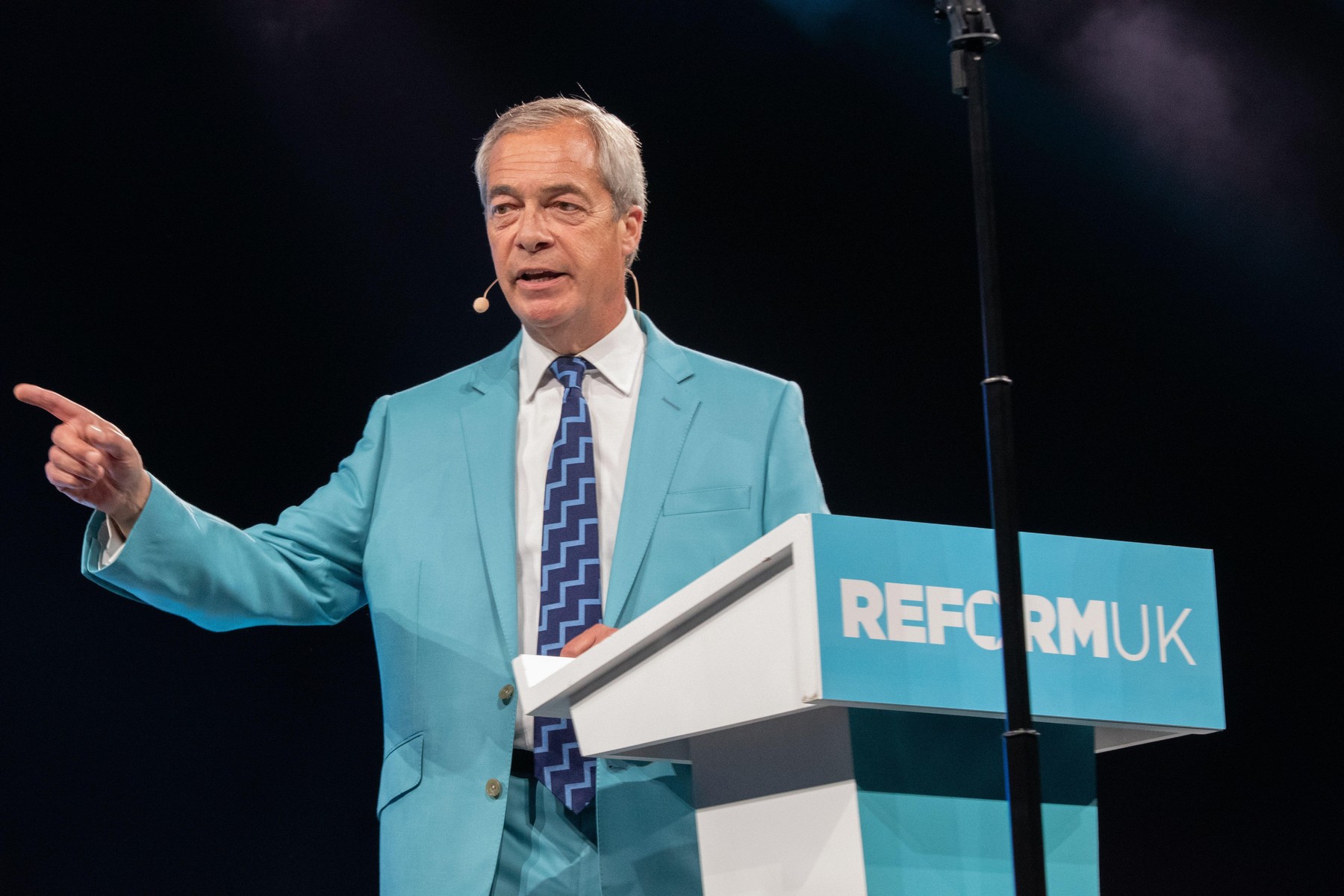 HOTNEWS.RO: Sute de mii de imigranți care muncesc legal în Marea Britanie vor fi expulzați, promite partidul lui Nigel Farage, care conduce în sondajele de opinie